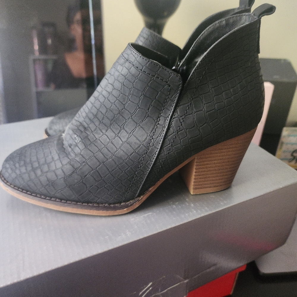 Lane Bryant Cloudwalkers shoe bootie in black, size 8W.